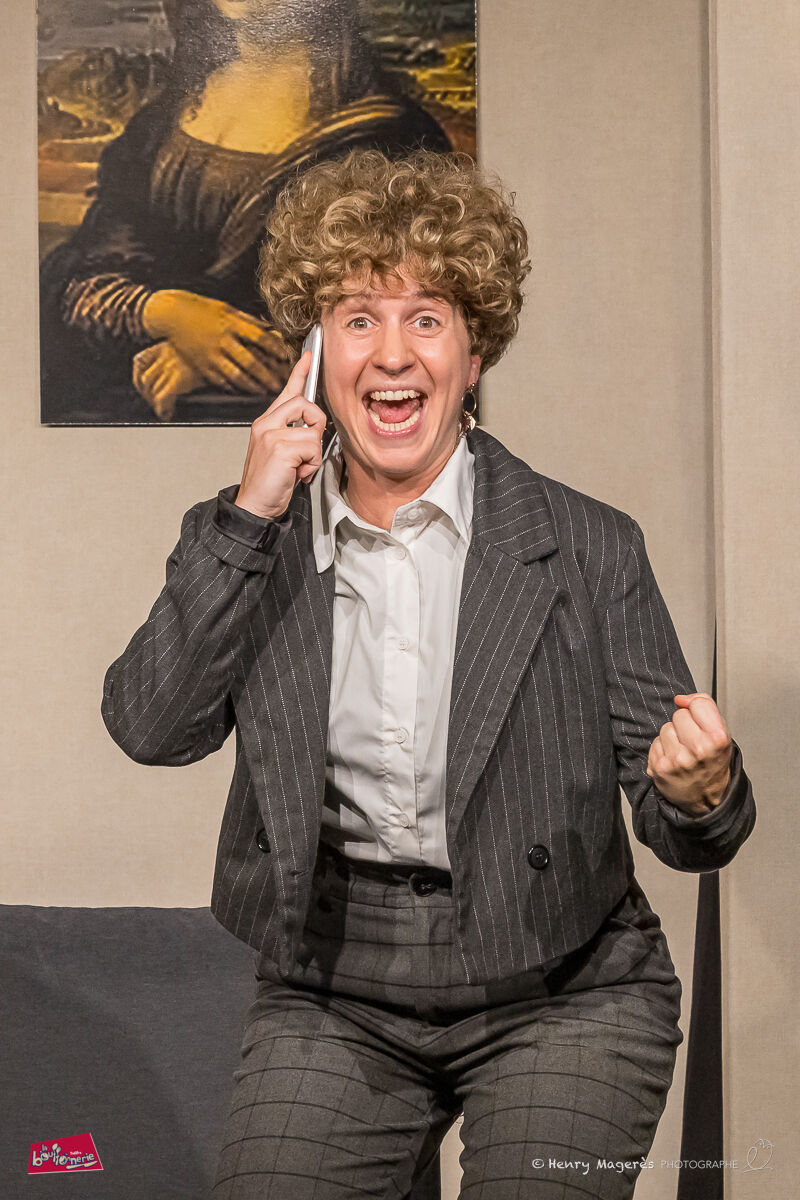 Un interprète en costume au téléphone — La Bouffonnerie, Henry Magerès.